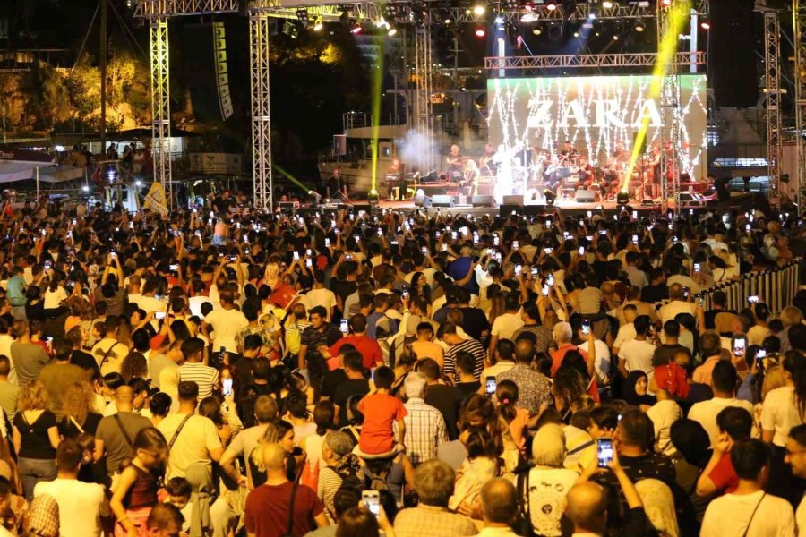 Zara, 30 Ağustos Zafer Bayramı’nda Kaş’ta Konser Verdi