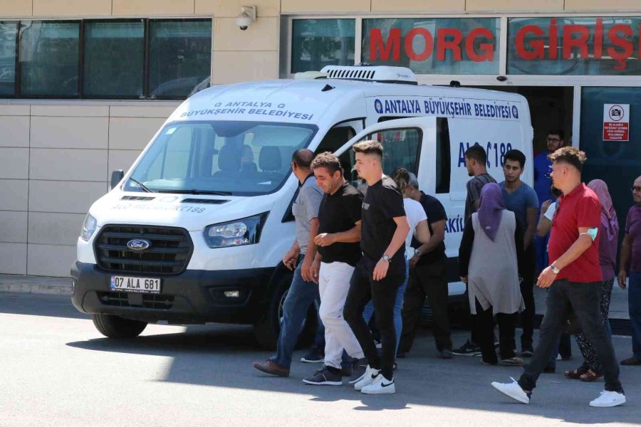 Kazada Ölen Kızın Anne Ve Babası Gözyaşlarına Boğuldu