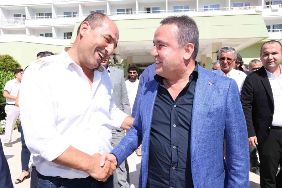 Başkan Böcek Kemer’de Turizmcilerle Buluştu