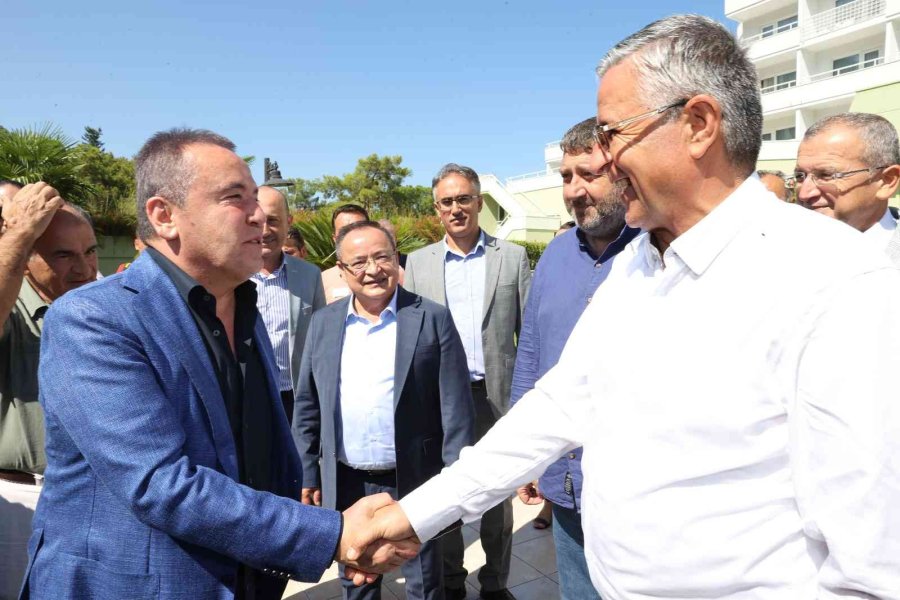 Başkan Böcek Kemer’de Turizmcilerle Buluştu