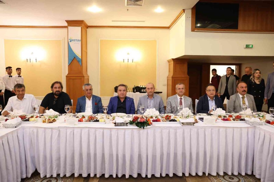 Başkan Böcek Kemer’de Turizmcilerle Buluştu