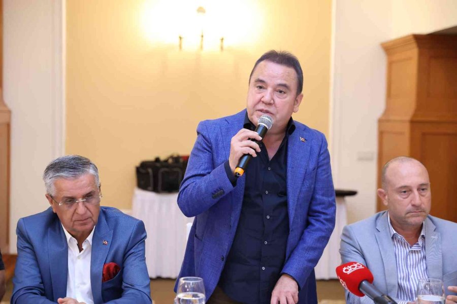 Başkan Böcek Kemer’de Turizmcilerle Buluştu