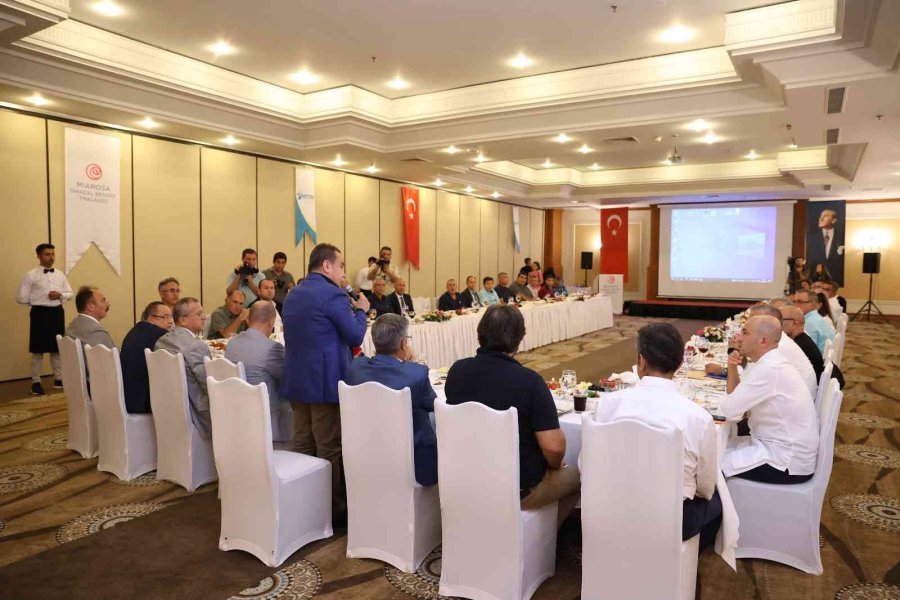 Başkan Böcek Kemer’de Turizmcilerle Buluştu