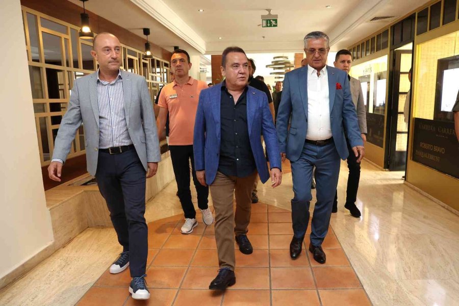 Başkan Böcek Kemer’de Turizmcilerle Buluştu