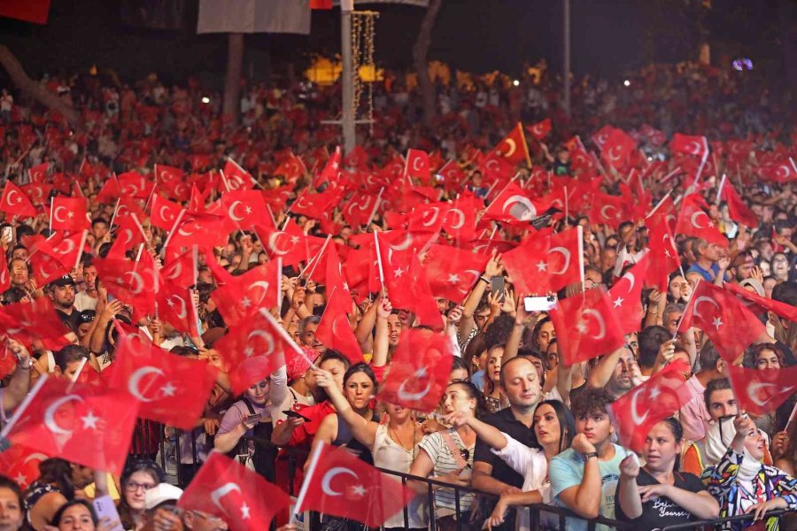 Büyük Zafer’in 100. Yılı Tan Taşçı Konseriyle Kutlandı