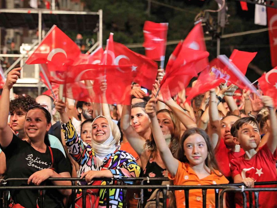 Büyük Zafer’in 100. Yılı Tan Taşçı Konseriyle Kutlandı