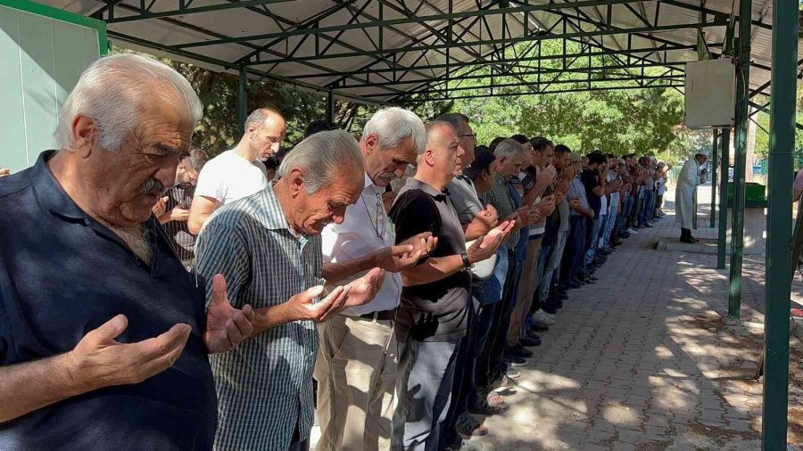 Kazada Can Veren Üniversiteli Kızın Tabutu Üzerine Kırmızı Duvak Örtüldü