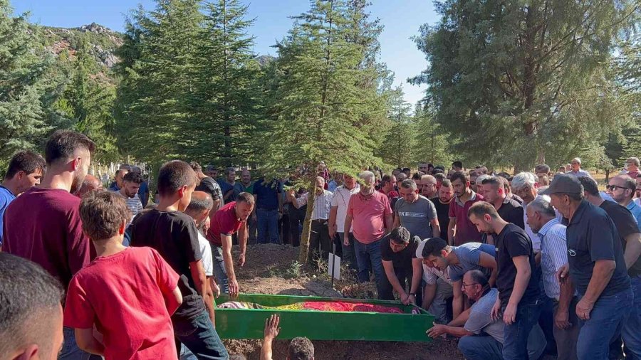 Kazada Can Veren Üniversiteli Kızın Tabutu Üzerine Kırmızı Duvak Örtüldü