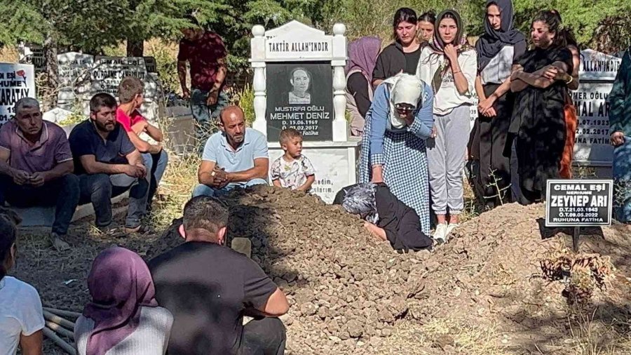 Kazada Can Veren Üniversiteli Kızın Tabutu Üzerine Kırmızı Duvak Örtüldü