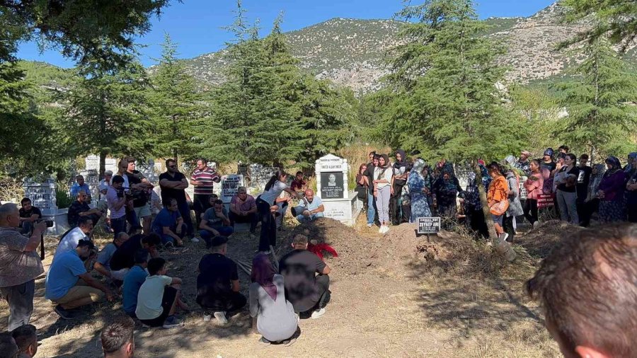 Kazada Can Veren Üniversiteli Kızın Tabutu Üzerine Kırmızı Duvak Örtüldü