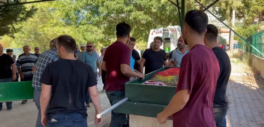 Kazada Can Veren Üniversiteli Kızın Tabutu Üzerine Kırmızı Duvak Örtüldü