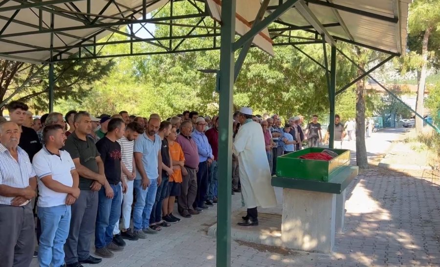 Kazada Can Veren Üniversiteli Kızın Tabutu Üzerine Kırmızı Duvak Örtüldü