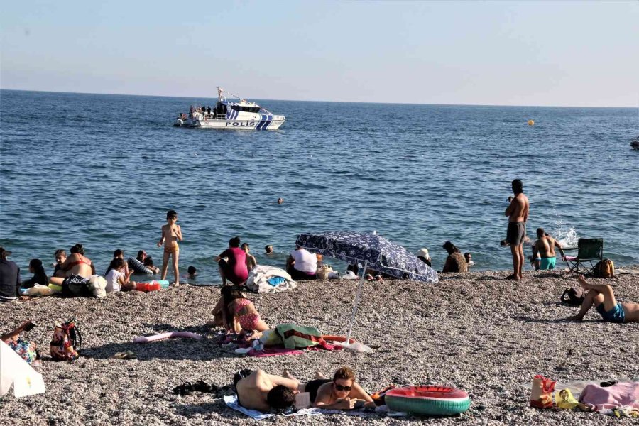 Boğulma İhbarı Üzerine Sahile Gelen Polisler Bile Keyiflerini Bozamadı
