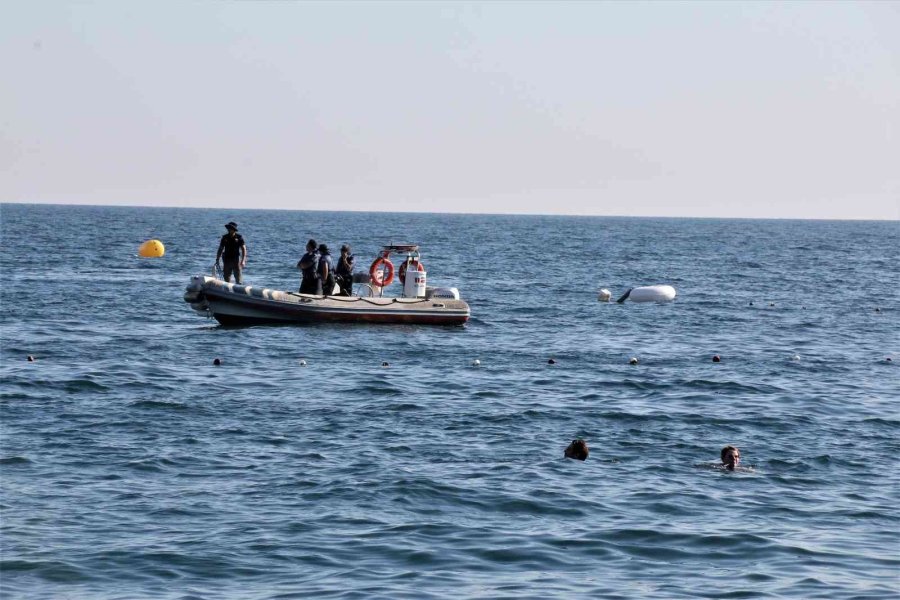 Boğulma İhbarı Üzerine Sahile Gelen Polisler Bile Keyiflerini Bozamadı