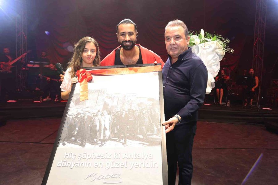 Büyük Zafer’in 100. Yılı Tan Taşçı Konseriyle Kutlandı