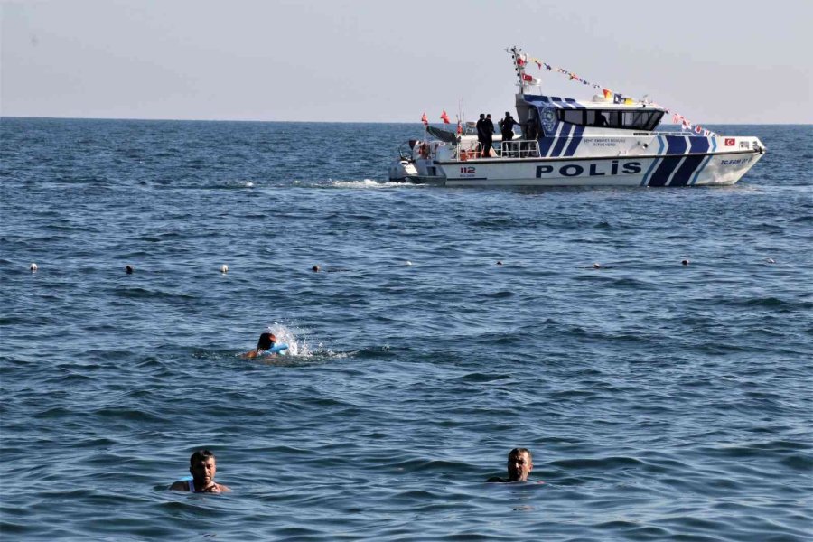 Boğulma İhbarı Üzerine Sahile Gelen Polisler Bile Keyiflerini Bozamadı