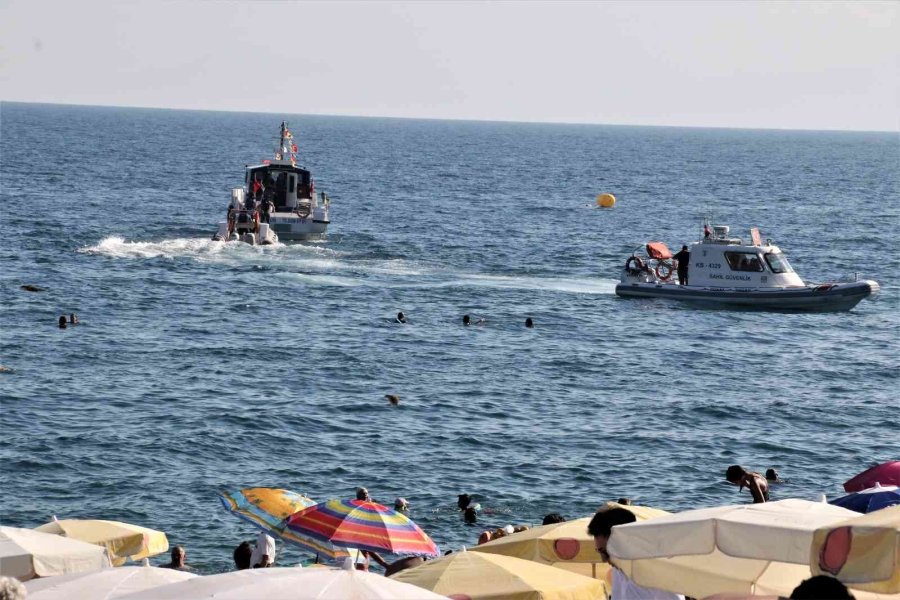 Boğulma İhbarı Üzerine Sahile Gelen Polisler Bile Keyiflerini Bozamadı