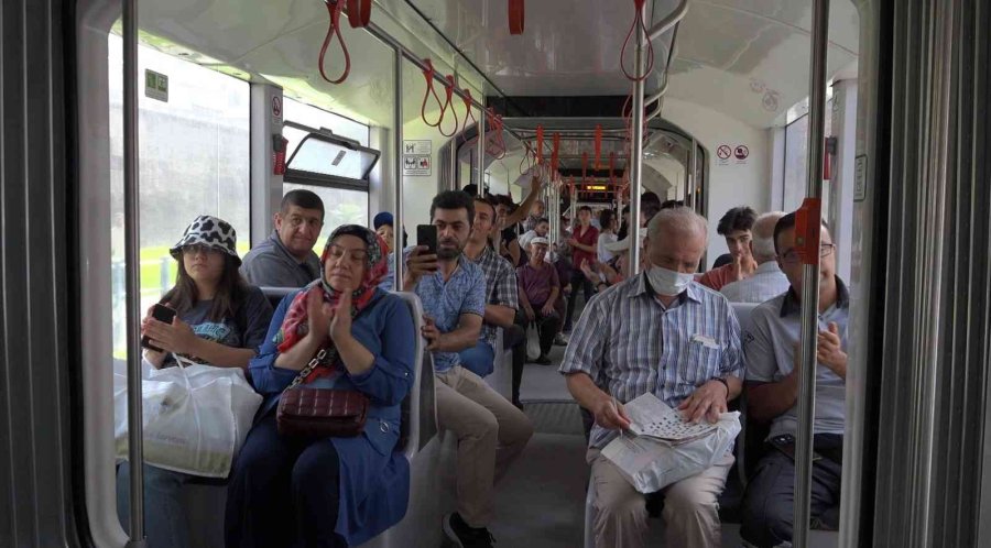 Genç Kaymek’ten Tramvayda Zafer Bayramı’na Özel Farkındalık Etkinliği