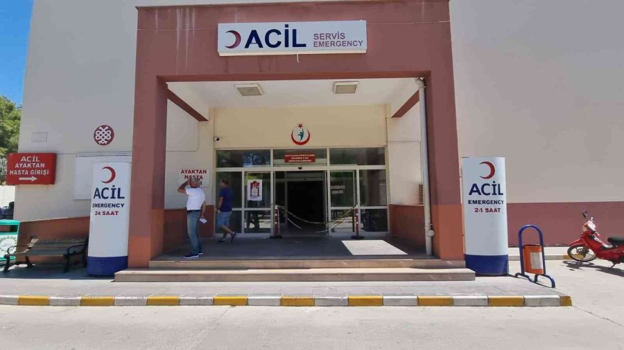 Kazada Darp Edildiler, Tedavi İçin Gittikleri Hastanede Bıçaklandılar