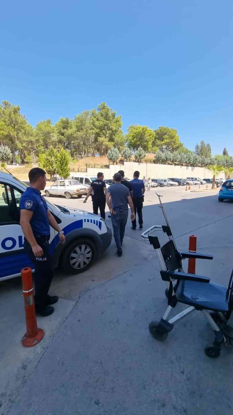 Kazada Darp Edildiler, Tedavi İçin Gittikleri Hastanede Bıçaklandılar