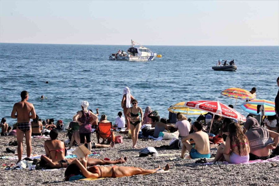 Boğulma İhbarı Üzerine Sahile Gelen Polisler Bile Keyiflerini Bozamadı
