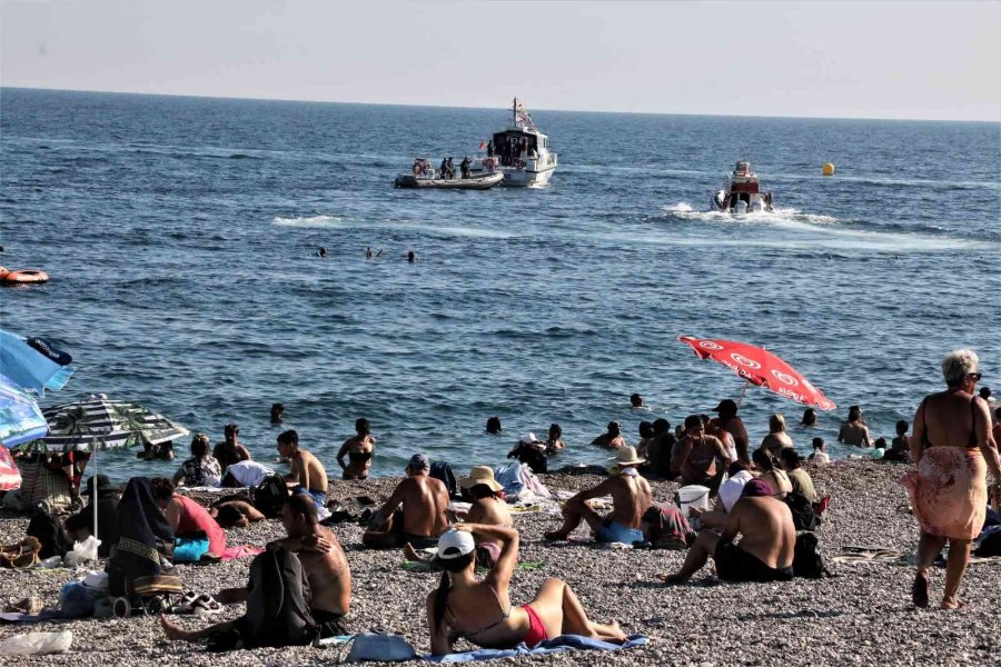Boğulma İhbarı Üzerine Sahile Gelen Polisler Bile Keyiflerini Bozamadı