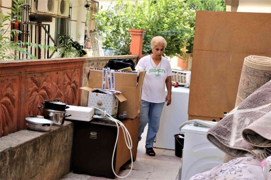 Antalya’da 4 Çocuk Annesi Kadın Eşyalarıyla Birlikte Dışarda Kaldı