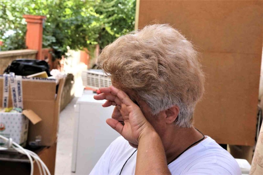 Antalya’da 4 Çocuk Annesi Kadın Eşyalarıyla Birlikte Dışarda Kaldı