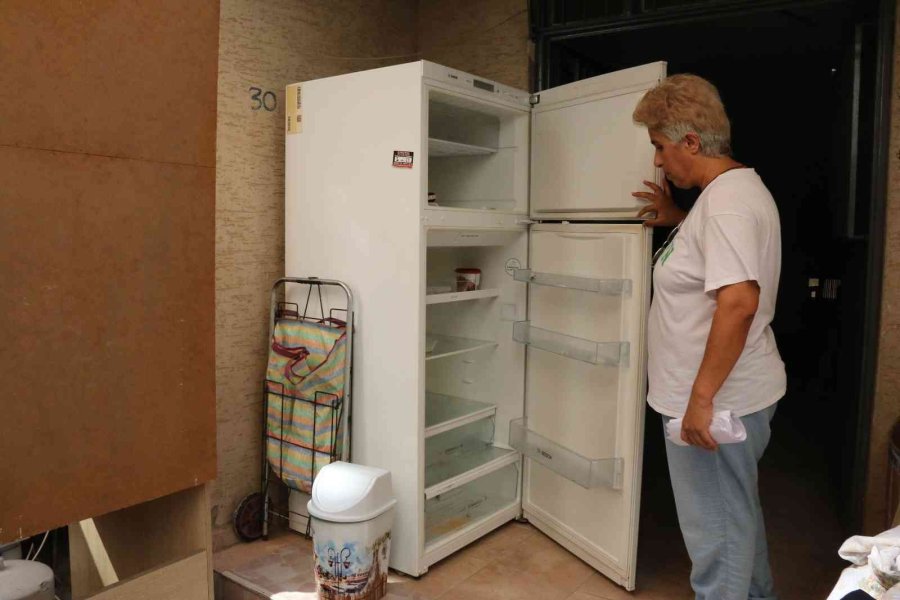 Antalya’da 4 Çocuk Annesi Kadın Eşyalarıyla Birlikte Dışarda Kaldı