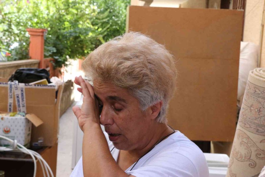 Antalya’da 4 Çocuk Annesi Kadın Eşyalarıyla Birlikte Dışarda Kaldı