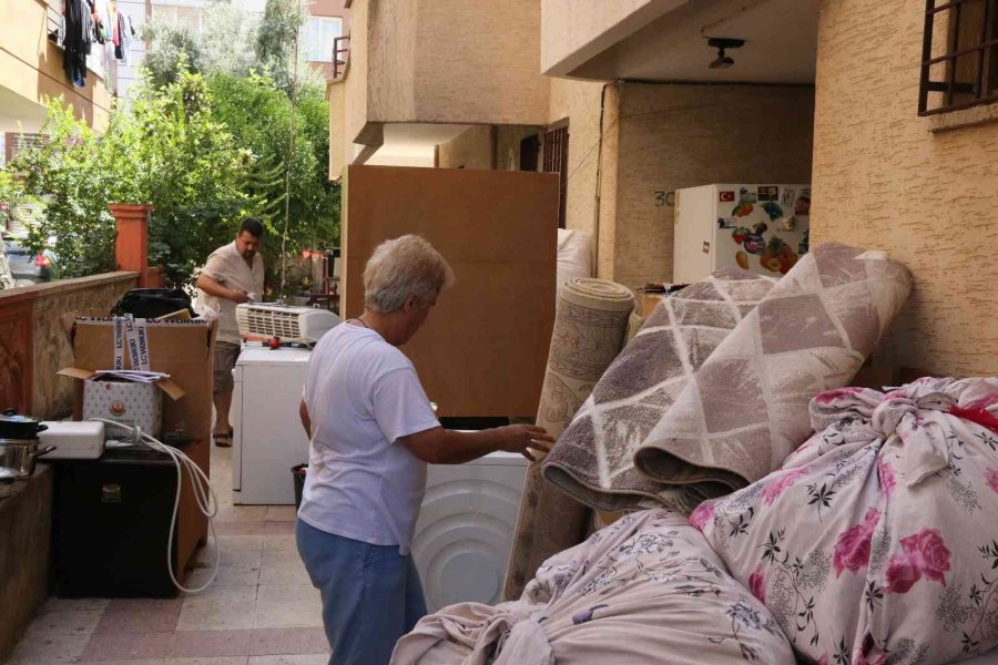 Antalya’da 4 Çocuk Annesi Kadın Eşyalarıyla Birlikte Dışarda Kaldı