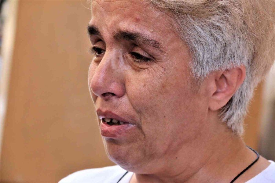 Antalya’da 4 Çocuk Annesi Kadın Eşyalarıyla Birlikte Dışarda Kaldı