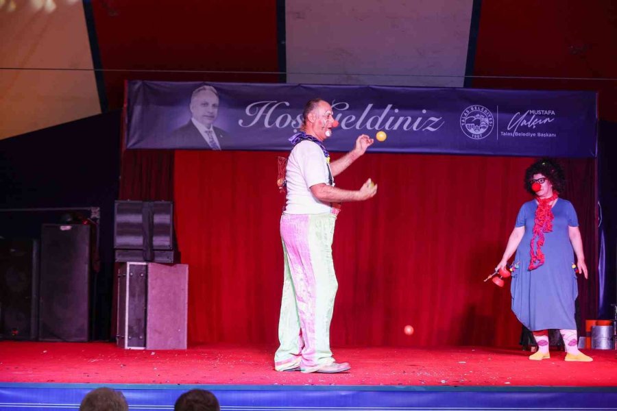 Akrobasi Sirki Yaz Akşamlarına Renk Katıyor