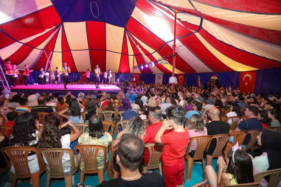 Akrobasi Sirki Yaz Akşamlarına Renk Katıyor