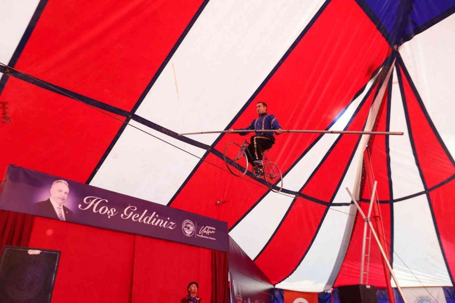 Akrobasi Sirki Yaz Akşamlarına Renk Katıyor