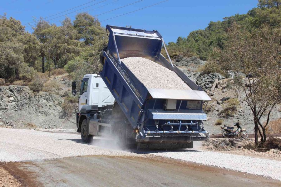 Kumluca Ortaköy’de 6 Mahalleyi Bağlayan Grup Yolu Asfaltlanıyor