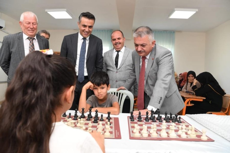 Vali Yazıcı, Kitap Deposunda İncelemelerde Bulundu