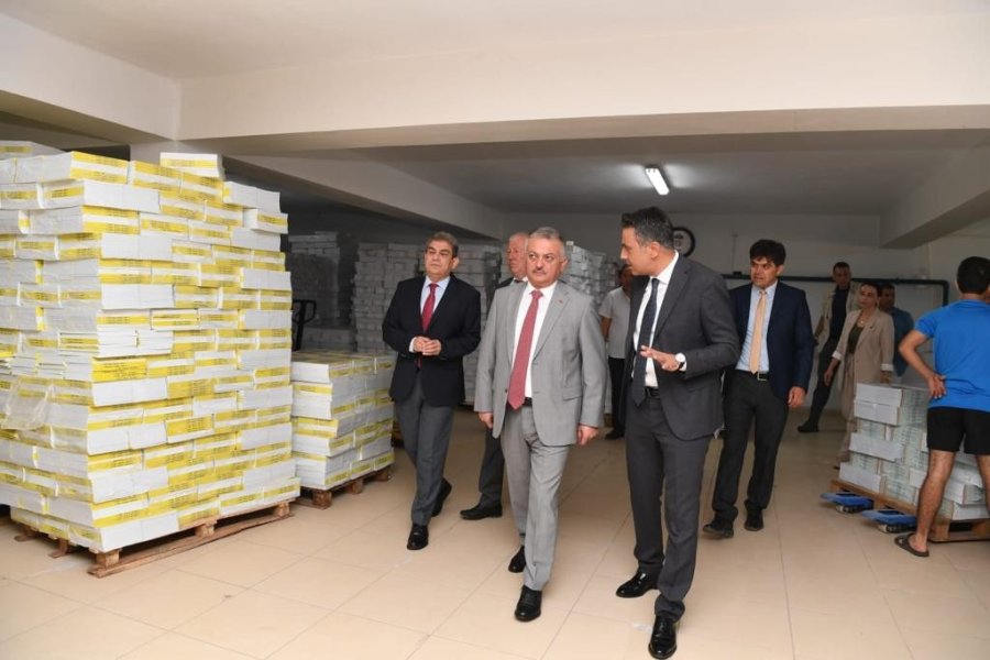 Vali Yazıcı, Kitap Deposunda İncelemelerde Bulundu