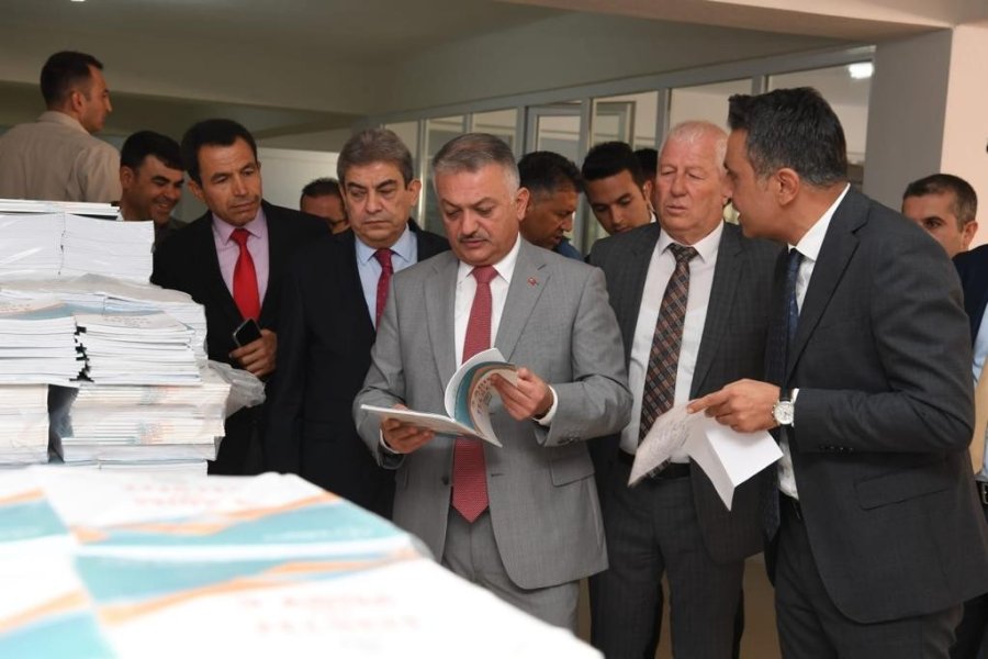 Vali Yazıcı, Kitap Deposunda İncelemelerde Bulundu