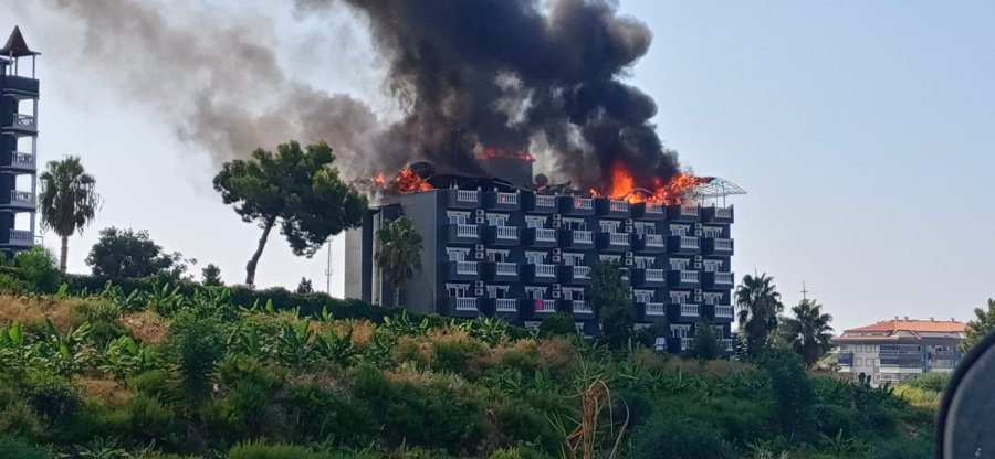 Alanya’da Korkutan Otel Yangını Söndürüldü