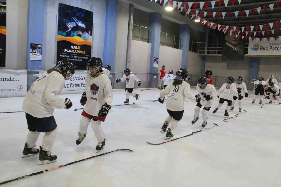 Antalya’nın Tek Buz Hokeyi Takımı Sezona Hazırlanıyor