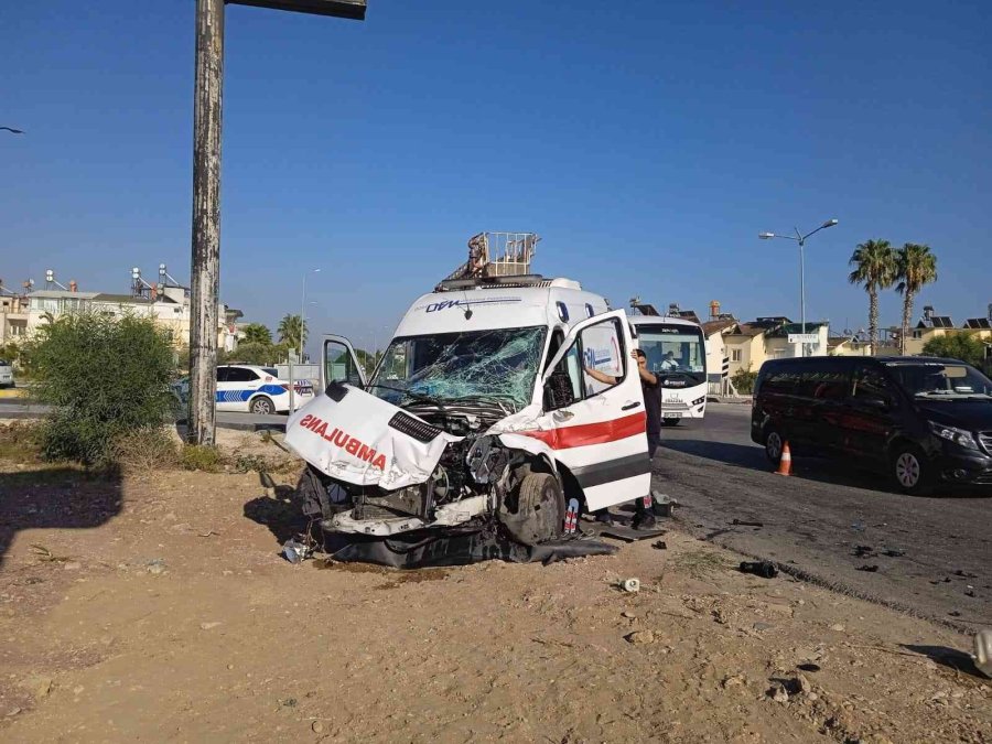 Antalya’da Ambulans İle Midibüs Çarpıştı: 2 Yaralı