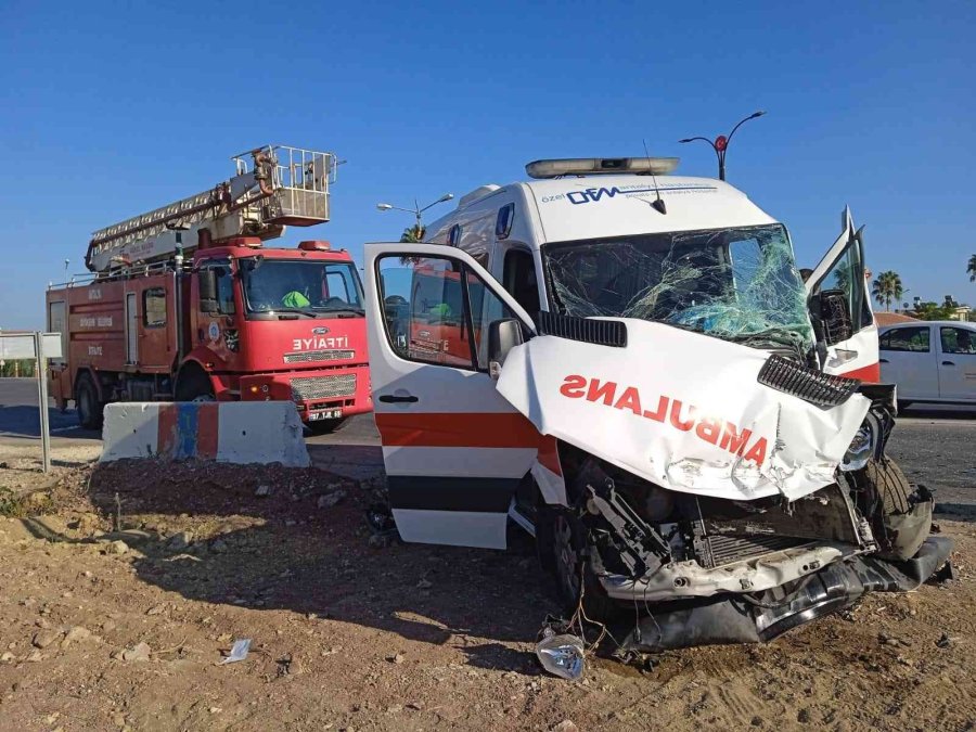 Antalya’da Ambulans İle Midibüs Çarpıştı: 2 Yaralı