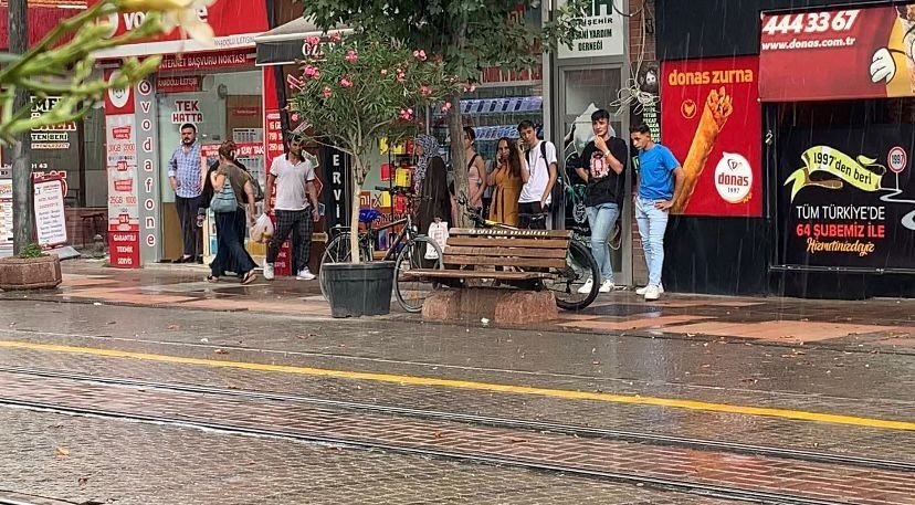 Eskişehirliler Yağmura Hazırlıksız Yakalandı