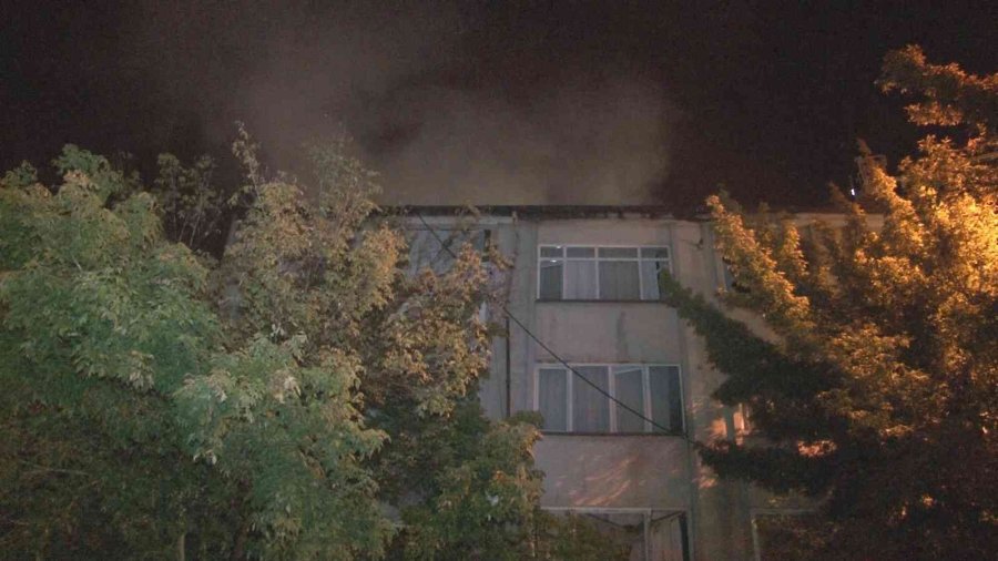 Kayseri’de Çatı Yangını 3 Saatlik Çalışmayla Söndürüldü, Vatandaşlar Yangını Film İzler Gibi İzledi