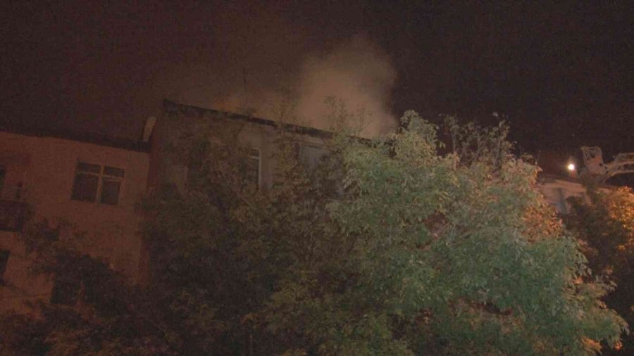 Kayseri’de Çatı Yangını 3 Saatlik Çalışmayla Söndürüldü, Vatandaşlar Yangını Film İzler Gibi İzledi