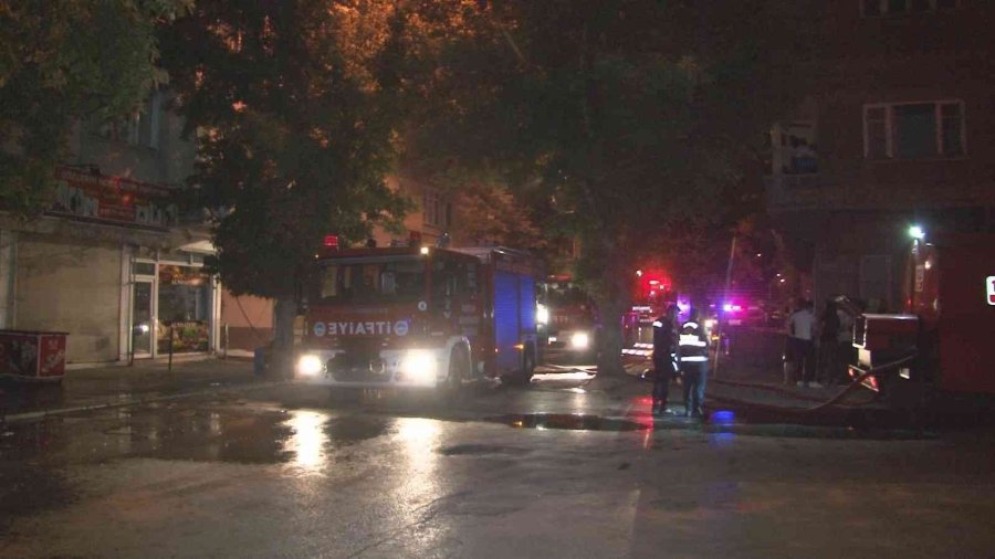 Kayseri’de Çatı Yangını 3 Saatlik Çalışmayla Söndürüldü, Vatandaşlar Yangını Film İzler Gibi İzledi