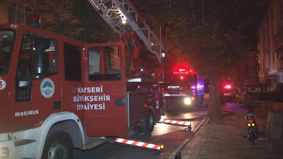 Kayseri’de Çatı Yangını 3 Saatlik Çalışmayla Söndürüldü, Vatandaşlar Yangını Film İzler Gibi İzledi