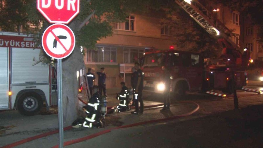 Kayseri’de Çatı Yangını 3 Saatlik Çalışmayla Söndürüldü, Vatandaşlar Yangını Film İzler Gibi İzledi