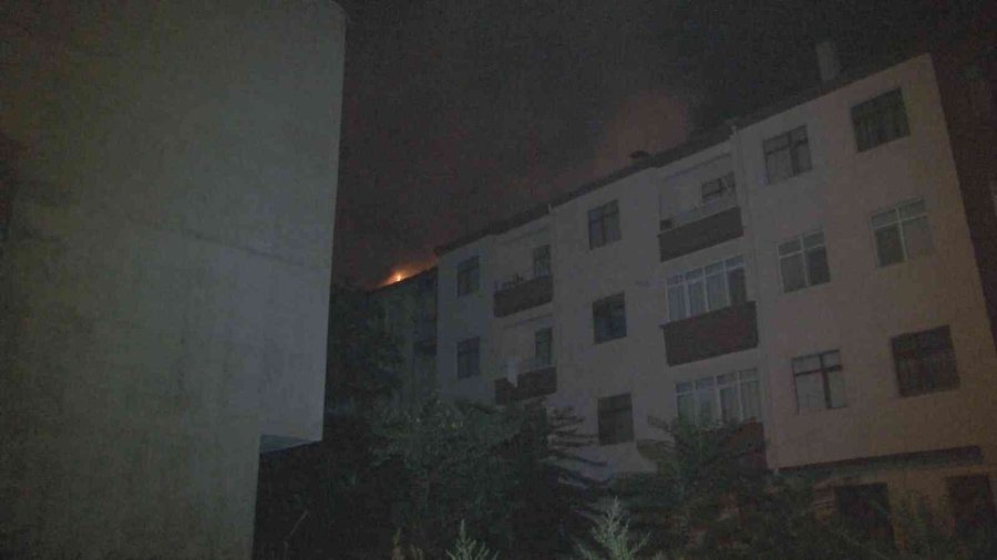 Kayseri’de Çatı Yangını 3 Saatlik Çalışmayla Söndürüldü, Vatandaşlar Yangını Film İzler Gibi İzledi